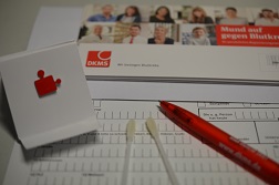tl_files/kleiderherz/theme/images/Hilfsprojekt - 03.12.2013 - DKMS SpardaBank/Unterlagen web.jpg