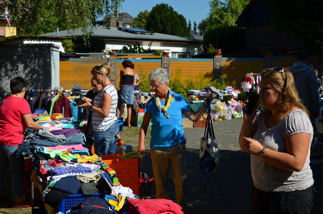 tl_files/kleiderherz/theme/images/Hilfsprojekt - 07.09.2013 - DKMS Jessica/Kleiderherz-DKMS-08-Kleiderbasar1.jpg