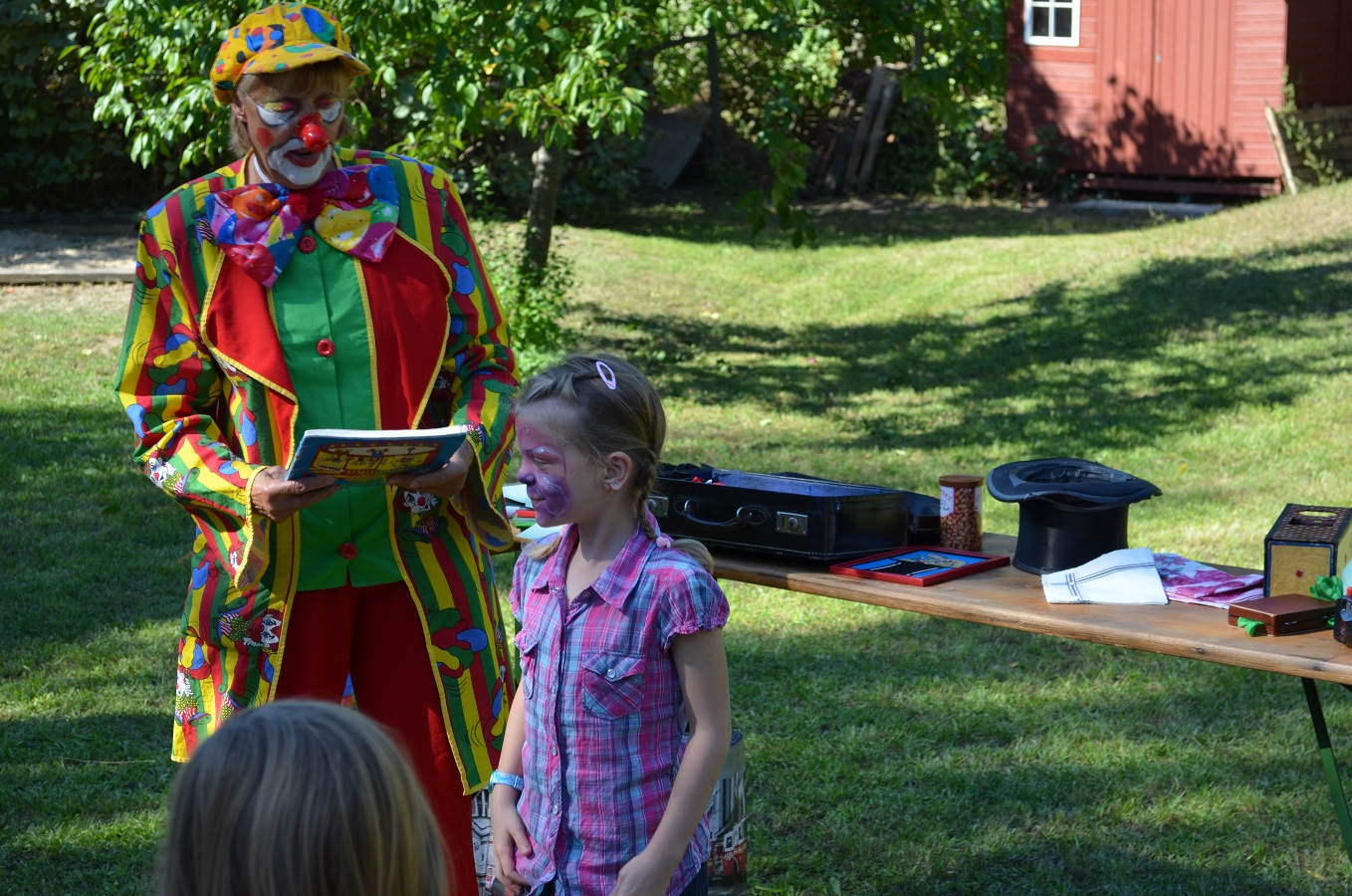 tl_files/kleiderherz/theme/images/Hilfsprojekt - 07.09.2013 - DKMS Jessica/Kleiderherz-DKMS-13-clown malen.jpg