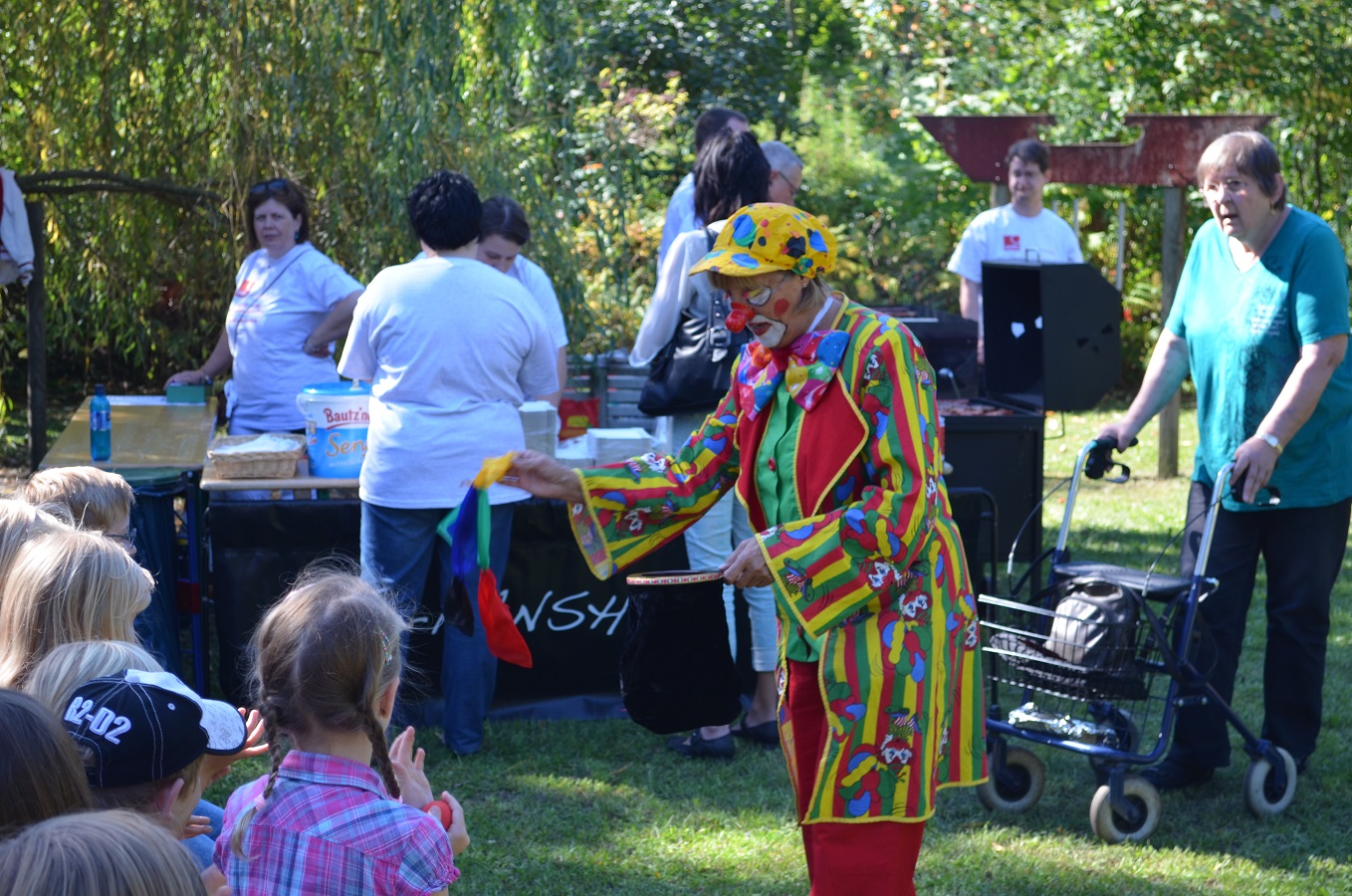 tl_files/kleiderherz/theme/images/Hilfsprojekt - 07.09.2013 - DKMS Jessica/Kleiderherz-DKMS-14-clown zaubert.jpg