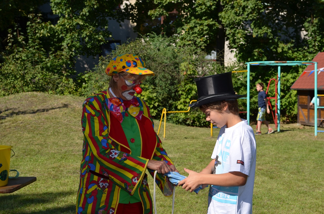 tl_files/kleiderherz/theme/images/Hilfsprojekt - 07.09.2013 - DKMS Jessica/Kleiderherz-DKMS-15-clown Zauberlehrling.jpg