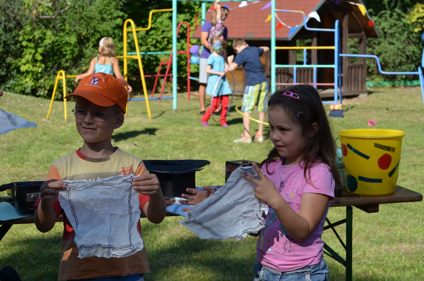 tl_files/kleiderherz/theme/images/Hilfsprojekt - 07.09.2013 - DKMS Jessica/Kleiderherz-DKMS-20-clown Zaubschuelerin2.jpg