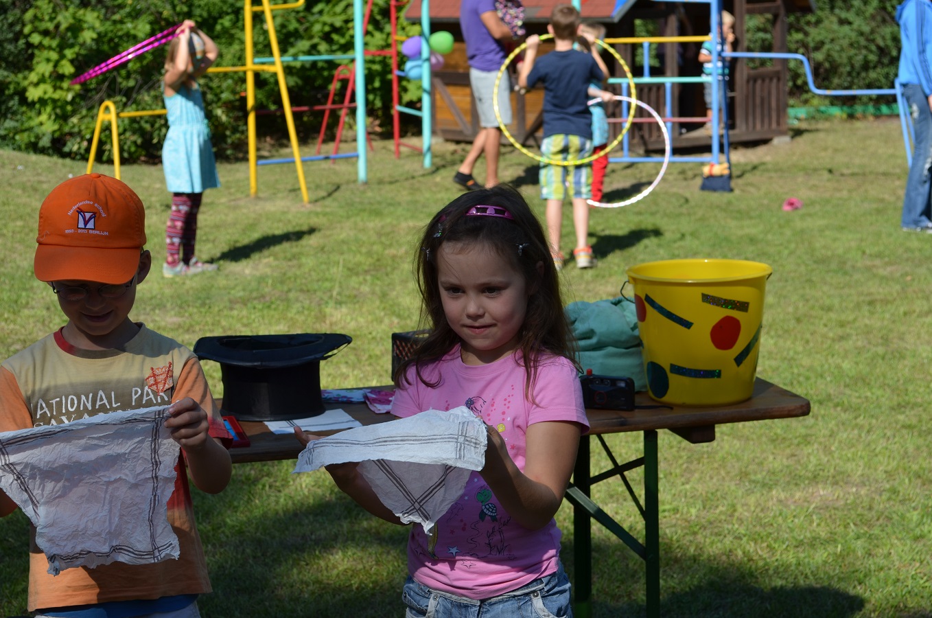 tl_files/kleiderherz/theme/images/Hilfsprojekt - 07.09.2013 - DKMS Jessica/Kleiderherz-DKMS-21-clown Zaubschuelerin3.jpg