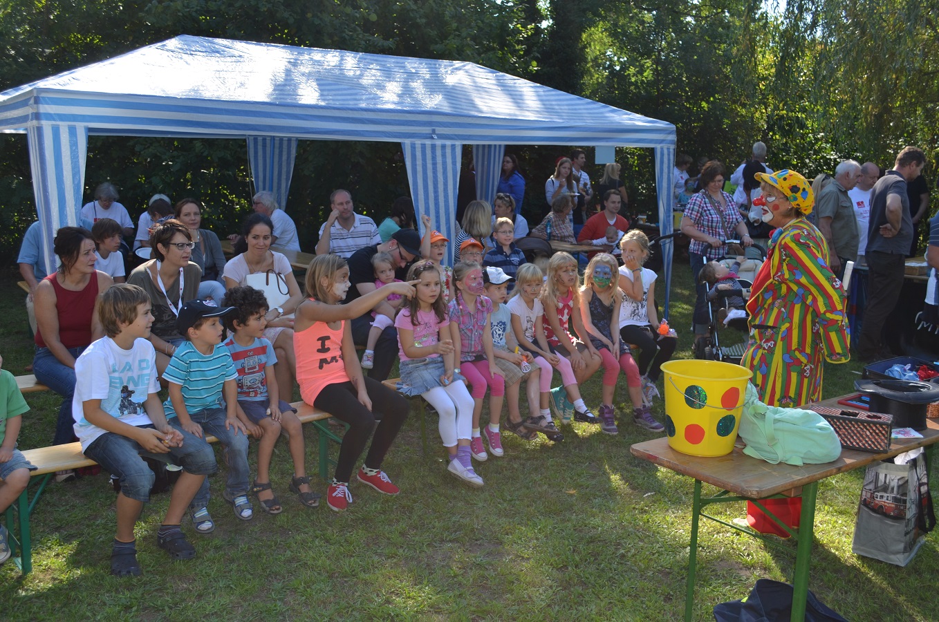 tl_files/kleiderherz/theme/images/Hilfsprojekt - 07.09.2013 - DKMS Jessica/Kleiderherz-DKMS-23-Festzelt.jpg