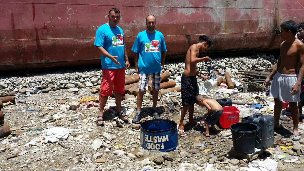 tl_files/kleiderherz/theme/images/Hilfsprojekt - 28.03.2014 - Tacloban, Philippinen/KLEIDERHERZ Helfer in Tacloban, Philippinen (4).jpg