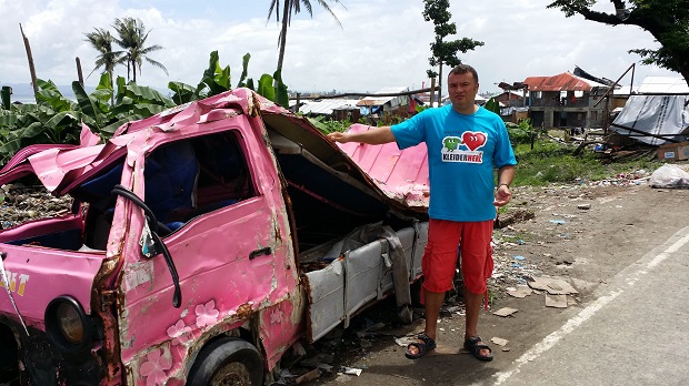 tl_files/kleiderherz/theme/images/Hilfsprojekt - 28.03.2014 - Tacloban, Philippinen/zerstoerte Autos.jpg
